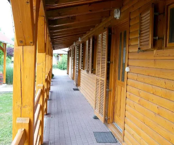 Szazszorszep Es Liliom شقة *